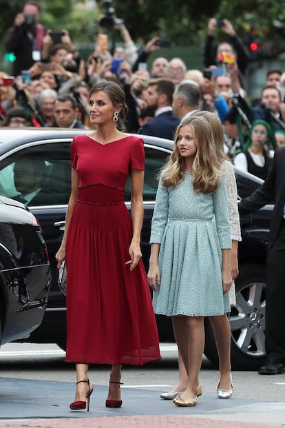 La reina Letizia y sus hijas, Leonor y Sofía, a su llegada a la ceremonia de entrega de los Premios Príncipe de Asturias, en Oviedo en octubre de 2019.