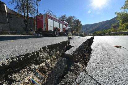 Sendas grietas en el suelo de una carretera a las afueras de la localidad de Norcia.