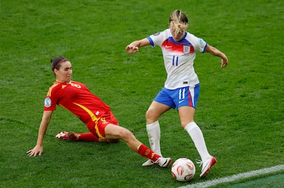 Mariona Caldentey y Lauren Hemp, en un momento del partido.