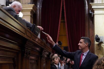 Xavier García Albiol, líder del PP de Cataluña, entrega su voto.