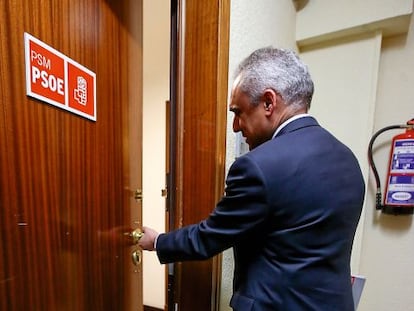Rafael Simancas abre la puerta de la sede madrile&ntilde;a del PSOE.