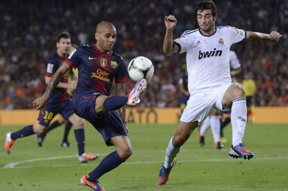 Albiol presiona a Alves.