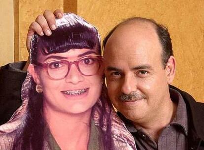 Fernando Gaitán sostiene una imagen de Betty la Fea, a la que dio vida la actriz Ana María Orozco.