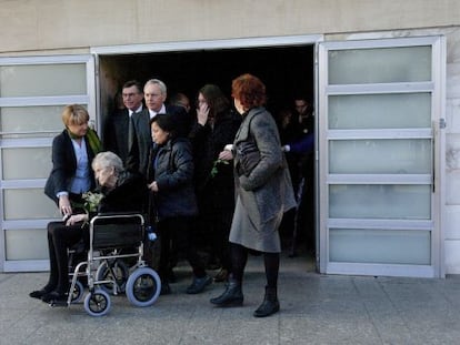La viuda de Mois&egrave;s Broggi, junto a alguno de sus hijos y otros familiares, a la salida del funeral de su marido, ayer en Barcelona. 
