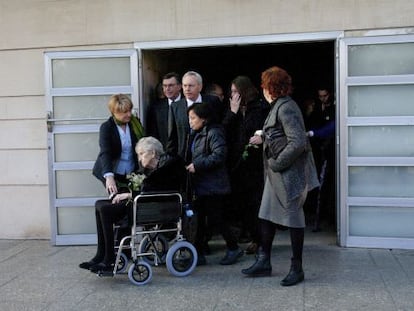 La viuda de Moisès Broggi, junto a alguno de sus hijos y otros familiares, a la salida del funeral de su marido, ayer en Barcelona.