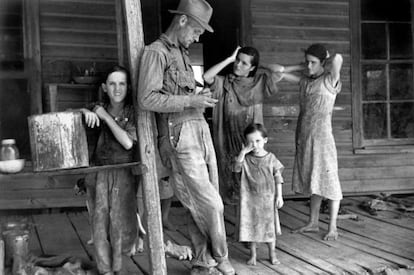 Floyd Burroughs junto a los niños de la familia Tingle en Alabama en 1936.