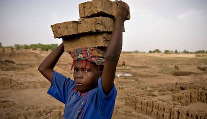 Un niño esclavo acarrea ladrillos en una fábrica en las afueras de Yamena (Chad). 