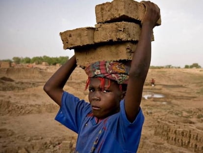Un niño esclavo acarrea ladrillos en una fábrica en las afueras de Yamena (Chad). 