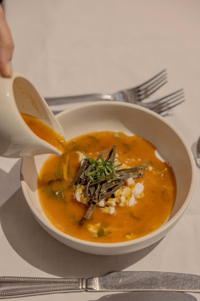 Sopa Azteca, con tres tipos de maíz: blanco, rojo y azul.