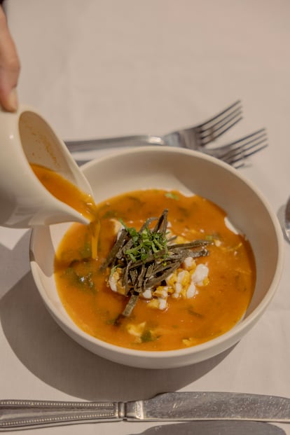 Sopa Azteca, con tres tipos de maíz: blanco, rojo y azul. 