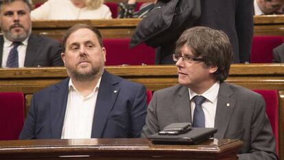 Regional chiefs Carles Puigdemont (r) and Oriol Junqueras.