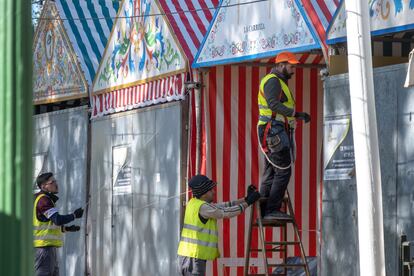 Operarios trabajando en el montaje de casetas de la Feria de Sevilla.