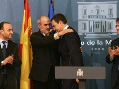 José Luis Rodríguez Zapatero abraza a Alejandro Ruiz Huertas, uno de los abogados supervivientes de la matanza de Atocha.