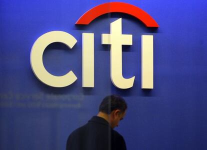 Un hombre camina delante de una oficina de Citigroup en Nueva York.