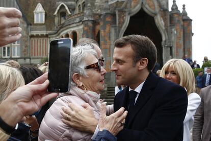El presidente francés, Emmanuel Macron, saluda a una ciudadana francesa en el exterior de un centro electoral en Le Touquet (Francia).