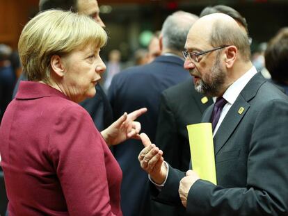 La canciller alemana Angela Merkel y el presidente del Parlamento Europeo, Martin Schulz en la Cumbre de l&iacute;deres de la Uni&oacute;n Europea (UE) en Bruselas, B&eacute;lgica. 