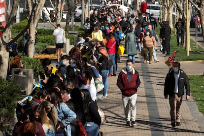 Parte de la fila de personas que esperaba ingresar el miércoles a la recién inaugurada tienda IKEA en Santiago.