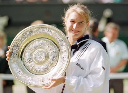 La tenista Steffi Graf sostiene la bandeja después de vencer a Arantxa Sánchez Vicario en la final femenina de Wimbledon de 1996