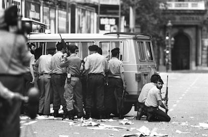 A las 9.30 avisan por teléfono a dos emisoras de radio locales de que han dejado sendos comunicados en una cabina cercana. Exigen la liberación de cuatro líderes del intento del golpe de Estado del 23-F, entre ellos “a nuestro teniente coronel” y “héroe” Antonio Tejero. Piden dos aviones, uno para que los liberados puedan viajar a Argentina y otro para los asaltantes. Si no se cumplen sus reivindicaciones en 72 horas, matarán a 10 rehenes y luego a uno cada dos horas. El comunicado termina con un “¡Viva España!”. Es 23 de mayo, justo ese día se han cumplido tres meses de la intentona golpista. Además, Barcelona es la sede de la Semana y el Día de las Fuerzas Armadas, que se ha convertido en objetivo de las organizaciones terroristas, como el atentado con bomba de 1979 contra la cafetería California 47 de Madrid (nueve muertos y 61 heridos). Son los conocidos como años de plomo por la gran cantidad de víctimas de los terroristas ETA y los GRAPO. Debido a la gravedad de la situación, el presidente del Gobierno, Leopoldo Calvo-Sotelo, reúne de urgencia en el palacio de la Moncloa a la Junta de Seguridad y a varios miembros de su Gabinete.