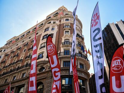 Varias banderas colocadas en una concentración contra CaixaBank por el ERE previsto para miles de empleados, a 22 de junio de 2021, en Valencia, Comunidad Valenciana, (España). La Plataforma de Unidad Sindical de CaixaBank ha convocado para este martes una nueva huelga en toda España, que se desarrollará a una semana de que concluya el plazo para negociar el expediente de regulación de empleo (ERE) presentado por el banco, que prevé actualmente unos 7.400 despidos y 686 recolocaciones en empresas filiales.
22 JUNIO 2021;ERE;CAIXABANK;HUELGA;VALENCIA
Jorge Gil / Europa Press
22/06/2021