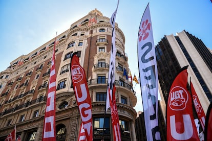 Concentración contra CaixaBank por el ERE previsto para miles de empleados, a 22 de junio de 2021, en Valencia.