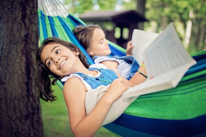 La lectura es una actividad solitaria, pero con los niños y adolescentes cada vez es más común compartir el momento de leer.