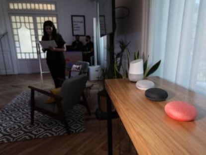 Llega a España Google Home, el asistente inteligente para el hogar que permite activar aparatos con comandos de voz