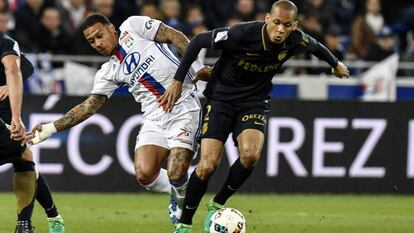 Fabinho disputa a bola com Depay, do Lyon.