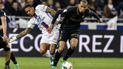 Fabinho disputa a bola com Depay, do Lyon.