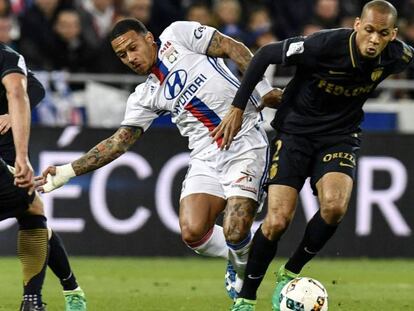 Fabinho disputa a bola com Depay, do Lyon.