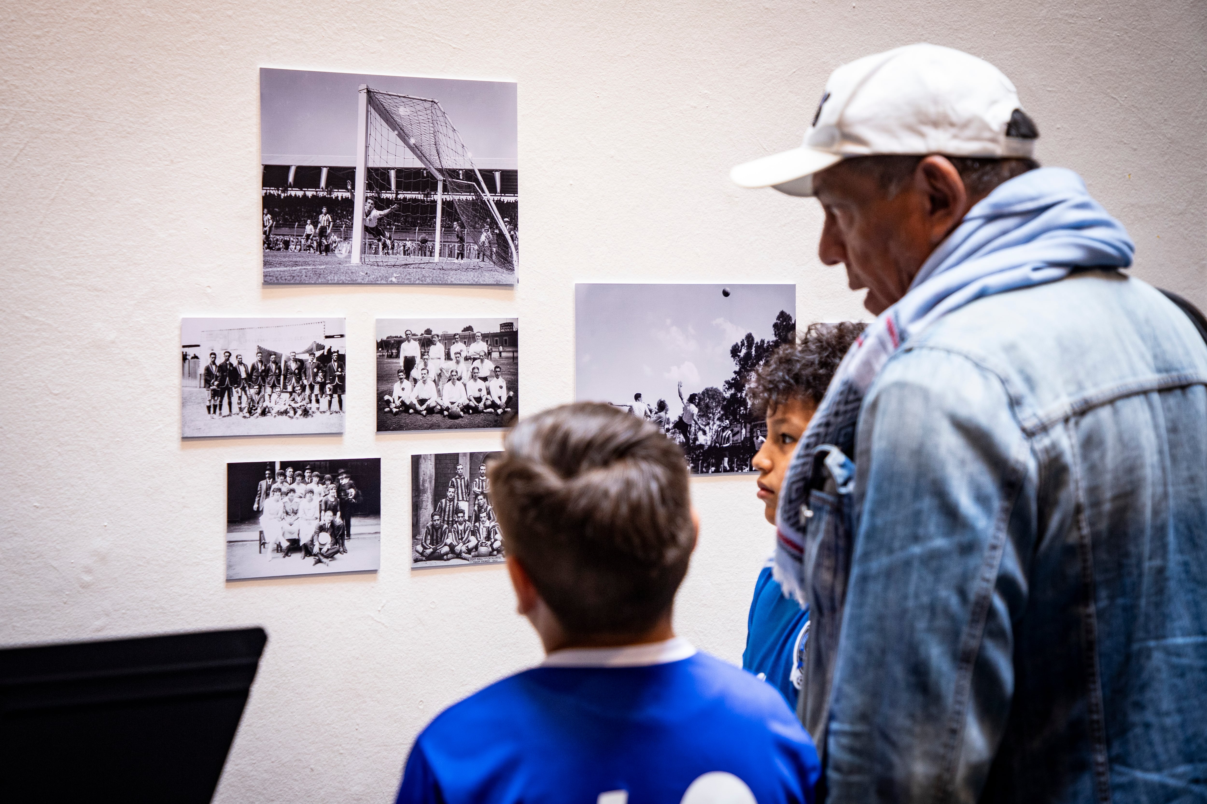 Niños de academias de fútbol de la Alcaldía Cuauhtémoc visitan la exposición 'Cuando España jugó en México', en la Ciudad de México, el 11 de junio.