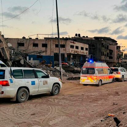 GAZA, 28/10/2024.- Foto cedida por el ejército de Israel de la evacuación previa al asalto al hospital Kamal Adwan de Beit Lahia. El Ejército israelí aseguró este lunes que ha arrestado a unos cien milicianos palestinos en su asalto al hospital Kamal Adwan de Beit Lahia (norte de Gaza), que concluyó el sábado con la mayoría del personal sanitario detenido. EFE/Ejército de Israel SOLO USO EDITORIAL/SOLO DISPONIBLE PARA ILUSTRAR LA NOTICIA QUE ACOMPAÑA (CRÉDITO OBLIGATORIO)
