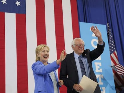 La candidata a la presidencia Hillary Clinton y Bernie Sanders en un acto de campa&ntilde;a en New Hampshire. 
