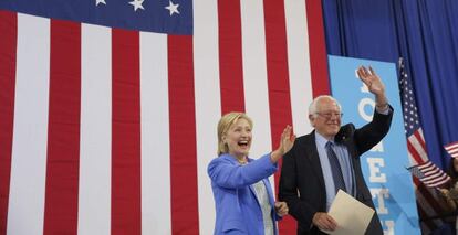 La candidata a la presidencia Hillary Clinton y Bernie Sanders en un acto de campa&ntilde;a en New Hampshire. 