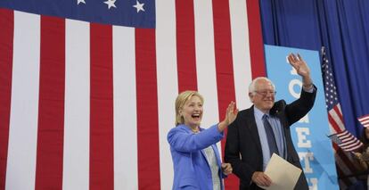 La candidata a la presidencia Hillary Clinton y Bernie Sanders en un acto de campaña en New Hampshire.