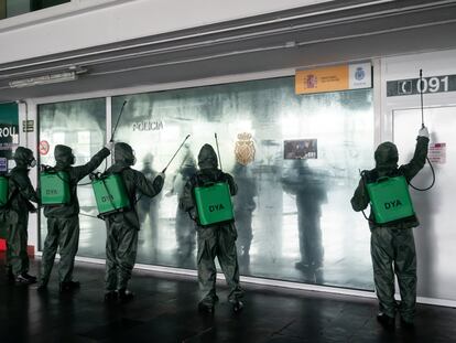 El equipo de desinfección de la asociación DYA (Detente y Ayuda) desifencta la estación de autobuses de Zaragoza, vehículos de policia y vehículos sanitarios para evitar la propagación del coronavirus, este domingo.