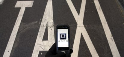 Logo de Uber en su aplicaci&oacute;n m&oacute;vil.