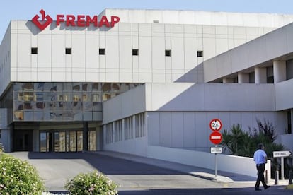 Un vigilante de seguridad en la clínica Fremap en Sevilla