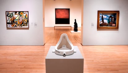 Duchamp, uno de los primeros provocadores desde el conceptualismo. La Fuente en la adición recién terminada del Museo de Arte Moderno de San Francisco, California, abril de 2016.