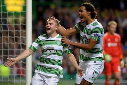 Van Dijk felicita a Forrest por el gol.