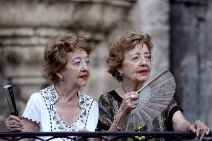 Dos gemelas durante una procesión de Semana Santa, el Viernes Santo en La Habana, Cuba. Por primera vez en medio siglo el Viernes Santo de este 2012 fue un día de fiesta oficial en Cuba, pero pocos católicos romanos en la isla utilizaron el día libre para asistir a la misa.