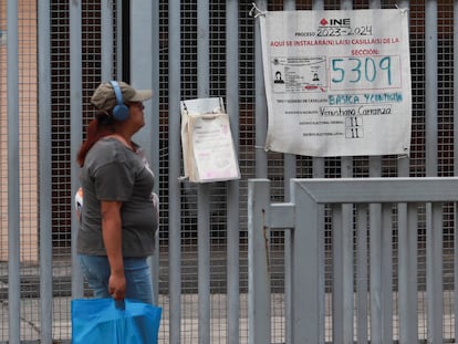 Una mujer pasa frente al sitio donde se instalará una casilla de votación en Ciudad de México, el 31 de mayo 2024.