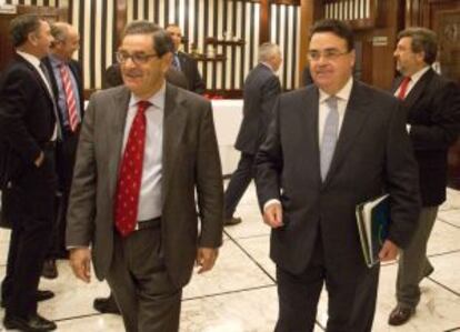 Mario Fernández, a la izquierda, junto a Antonio Llardén, antes de su intervención.