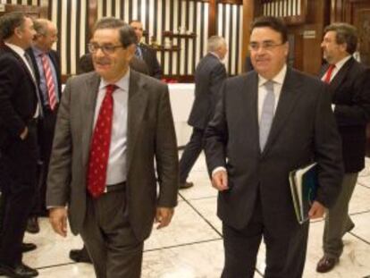 Mario Fernández, a la izquierda, junto a Antonio Llardén, antes de su intervención.