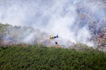 Un helicóptero participaba ayer en las labores de extinción del incendio.