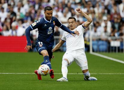 El defensa del Real Madrid Lucas Vázquez (a la derecha) disputa el balón ante Tonny Vilhena, centrocampista holandés del Espanyol.