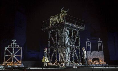 Imágen de la ópera "Carmen" estrena ayer en Roma