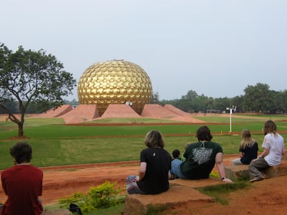 En el epicentro de la ciudad de Auroville, Matrimandir, una cúpula dorada hace de sala de meditación colectiva para sus ciudadanos.