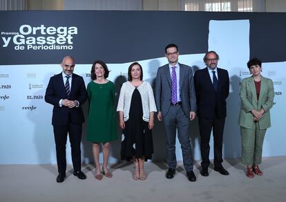 De izquierda a derecha, Carlos Núñez, presidente de PRISA Media; Marisa Manzano, directora general comercial de PRISA Media; Pepa Bueno, directora de EL PAÍS; Joseph Oughourlian, presidente del Grupo PRISA; Juan Cantón, director general de prensa de PRISA Media; y María Jesús Espinosa de los Monteros, directora general de audio de PRISA Media. 