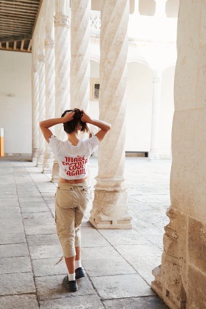 Carmen Abril, cofundadora de la revista 'La Perdiz Roja' enseña la camisa que hizo famosa la publicación
